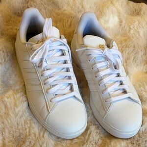 adidas shell toe White Low-Top Leather Sneakers with Gold Logo size 7